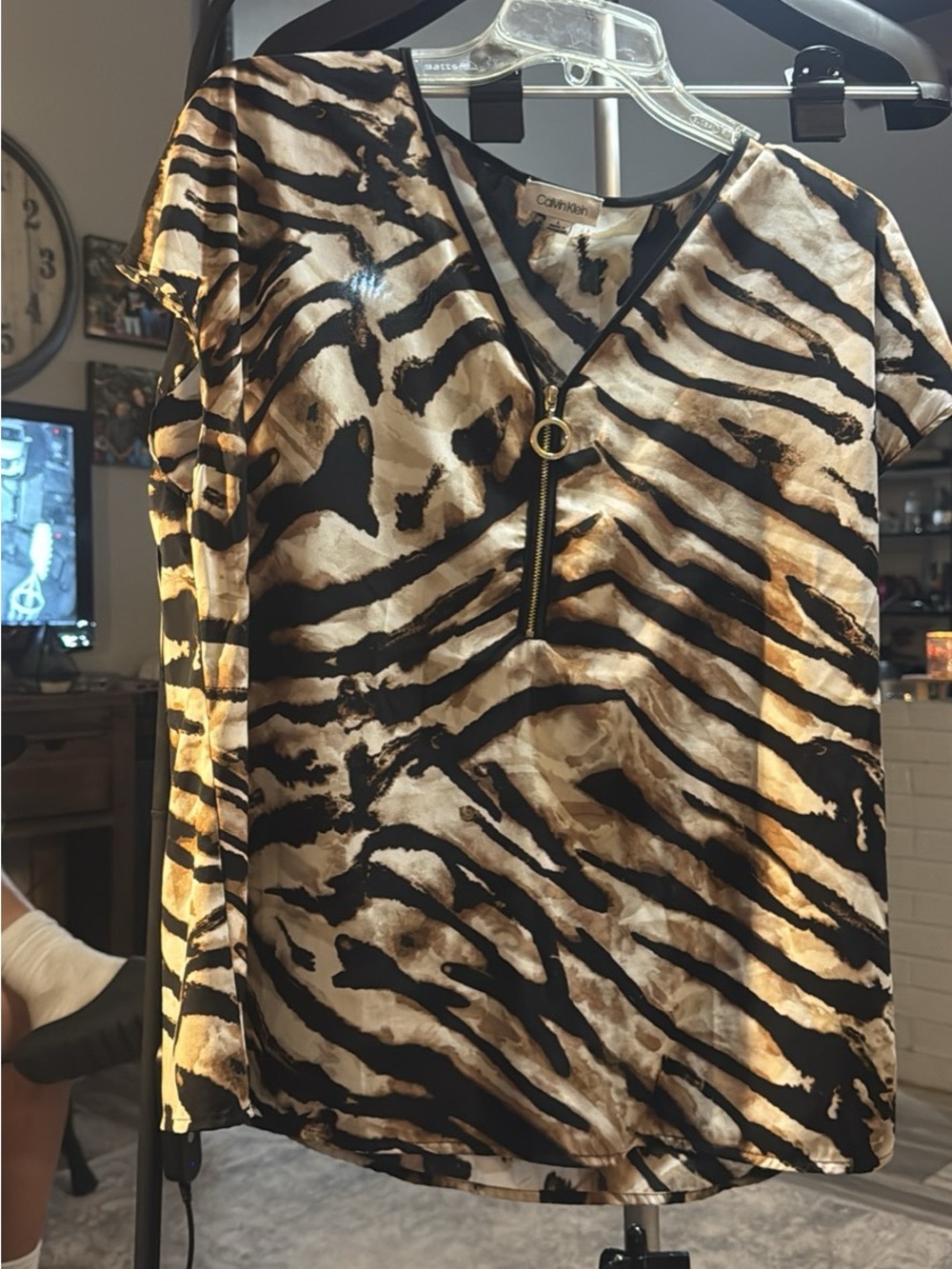 Calvin Klein Girls' Black and Brown Animal-Print V-Neck Zip Top#253